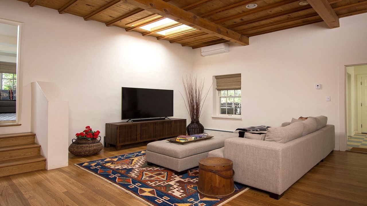Photo of Livingroom in Historic Eastside