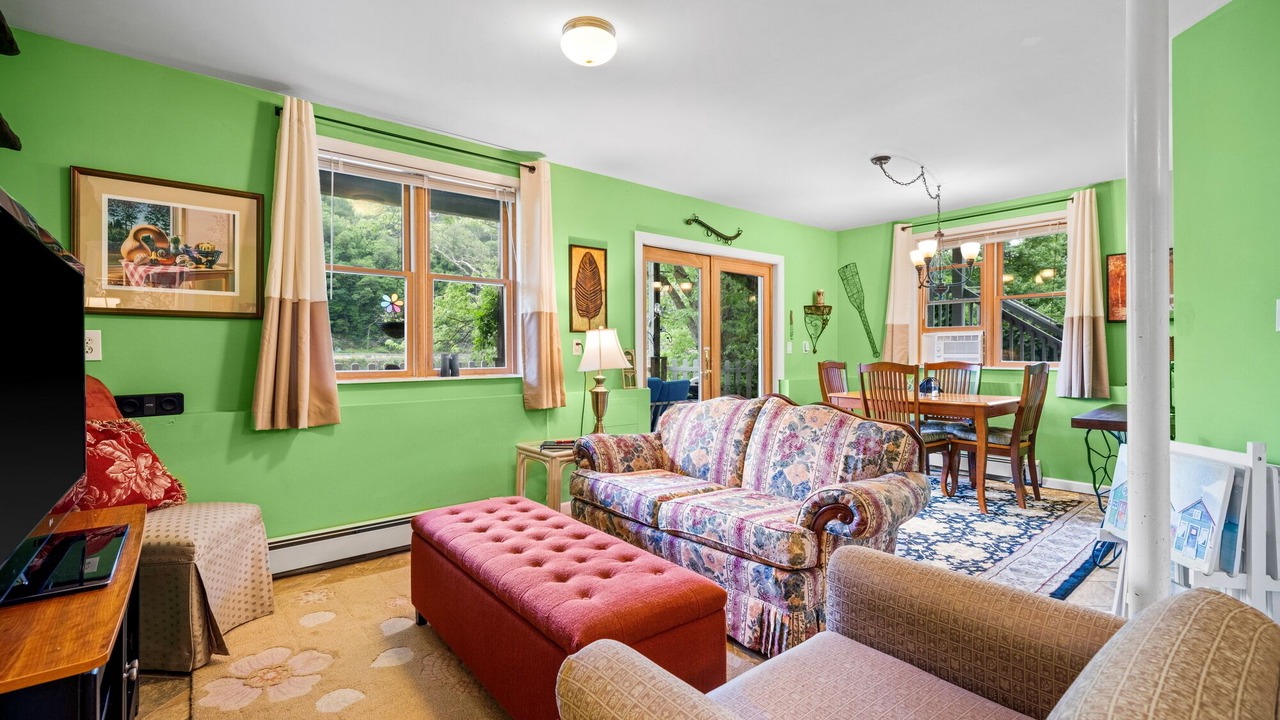 Photo of Livingroom in Danboro