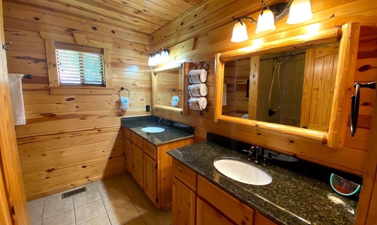 Photo of Bathroom in White Oak Lodge