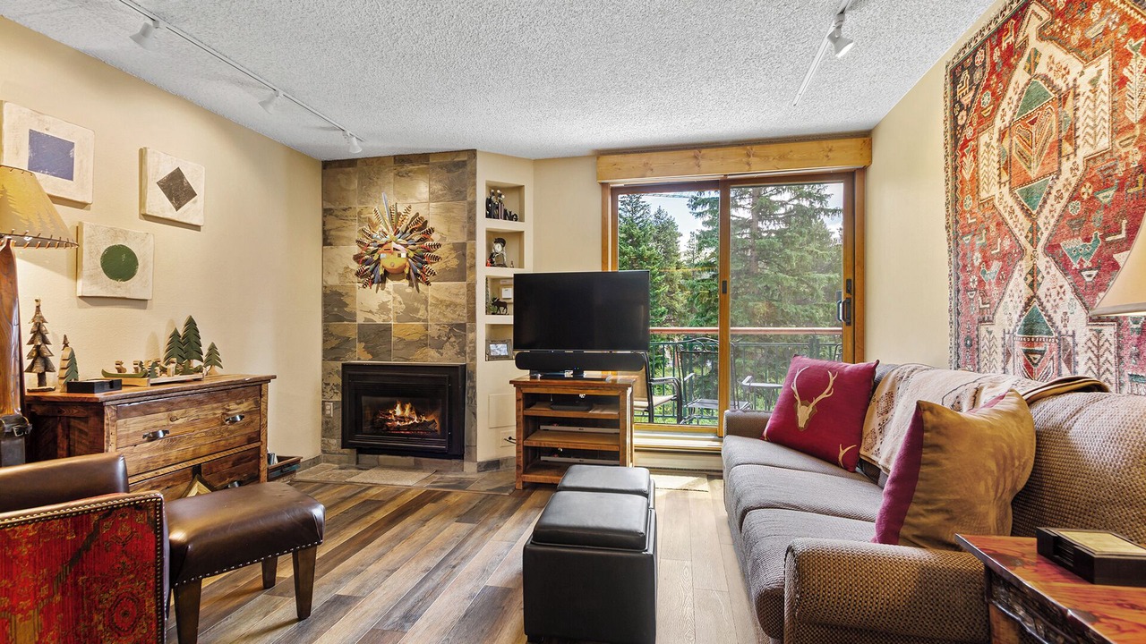 Photo of Livingroom in Peak 9