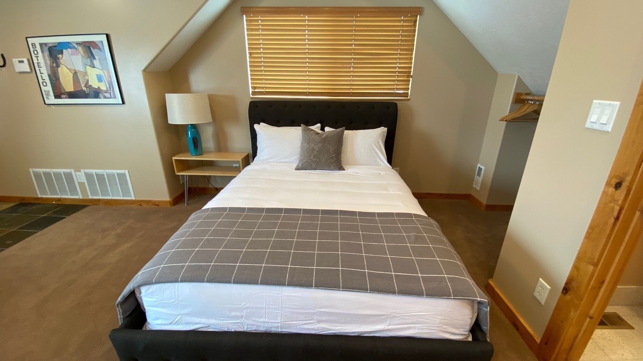 Photo of Bedroom in Midway