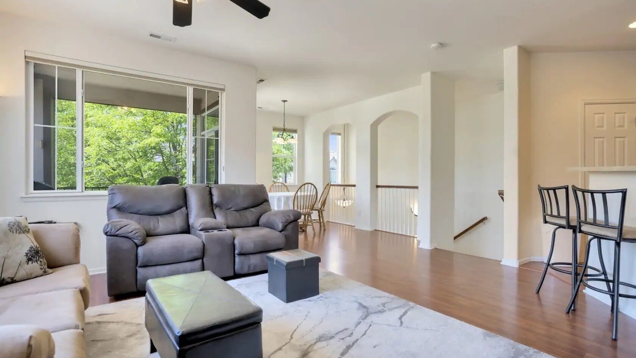 Photo of Livingroom in North Central Westminster