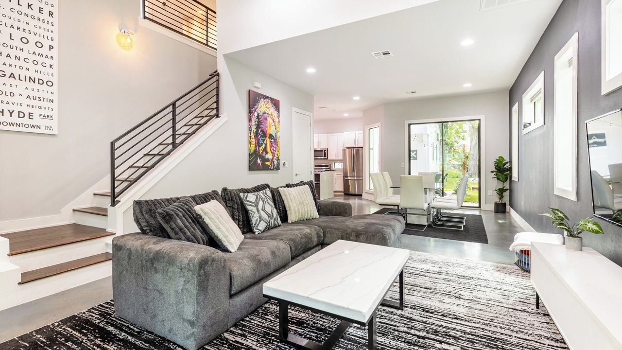 Photo of Livingroom in East Cesar Chavez