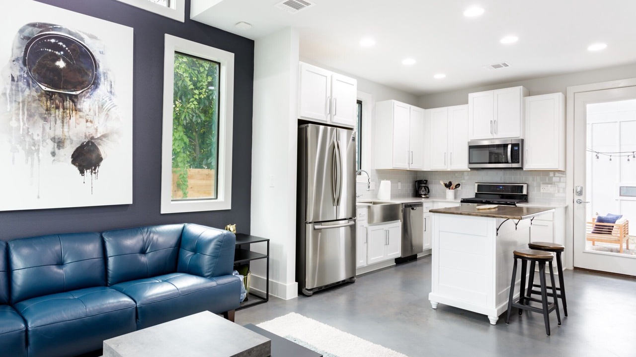 Photo of Livingroom in East Cesar Chavez