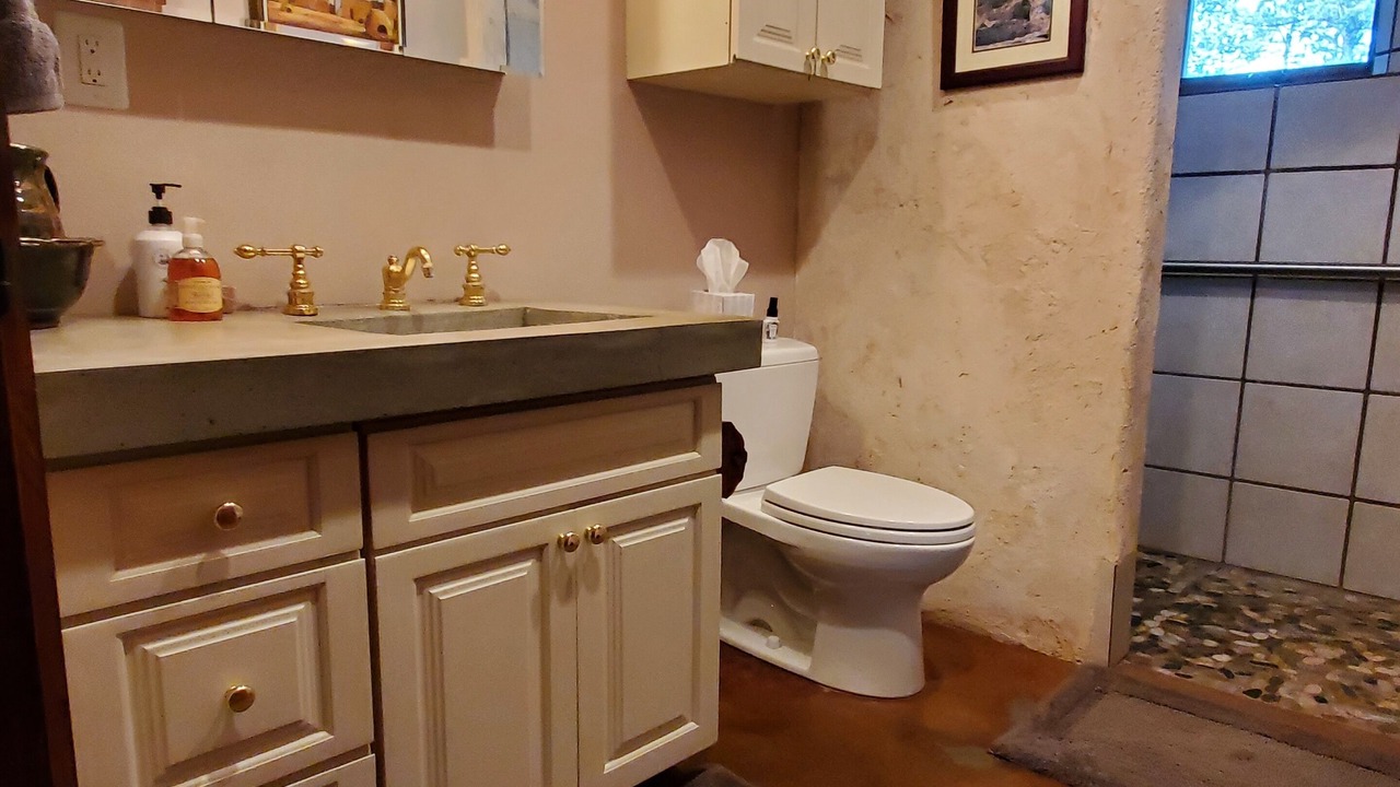 Photo of Bathroom in Canoncito