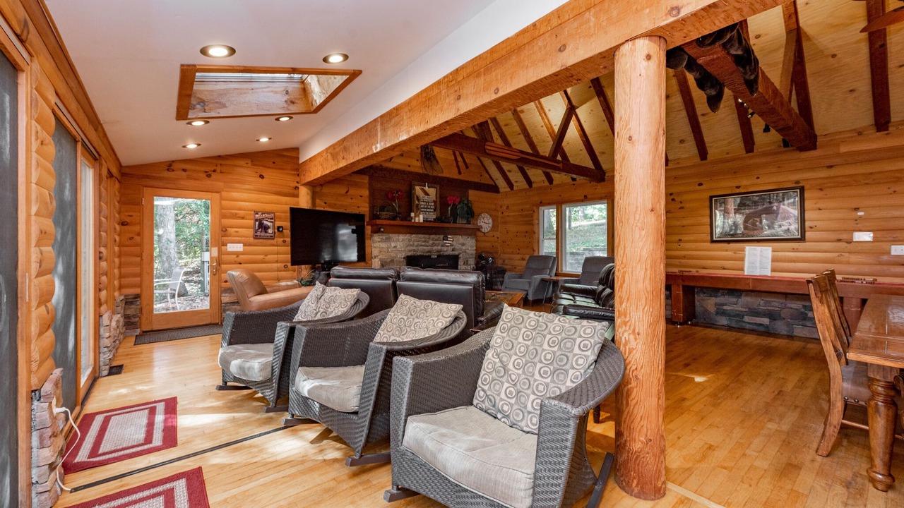 Photo of Livingroom in North Glade Hills