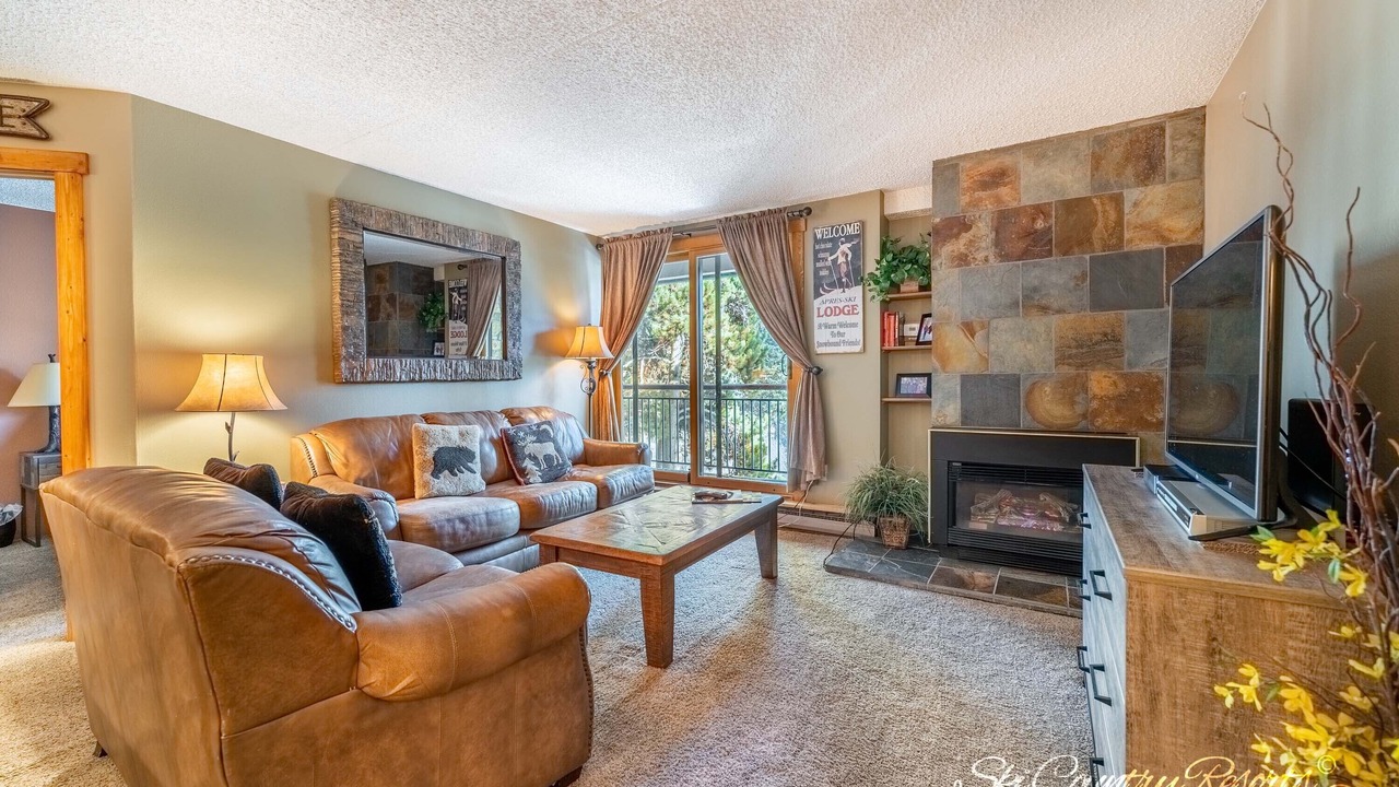 Photo of Livingroom in Peak 9