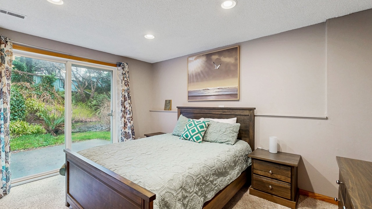 Photo of Bedroom in Gleneden Beach