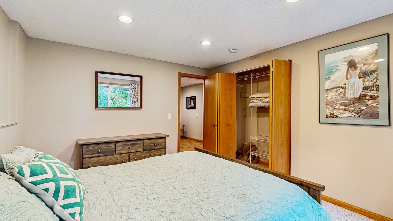 Photo of Bedroom in Gleneden Beach