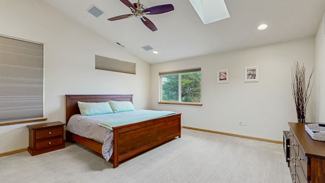 Photo of Bedroom in Gleneden Beach