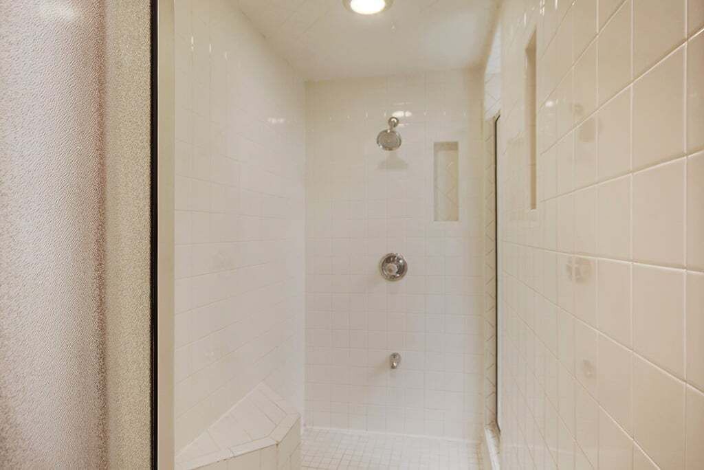 Photo of Bathroom in Peak 9