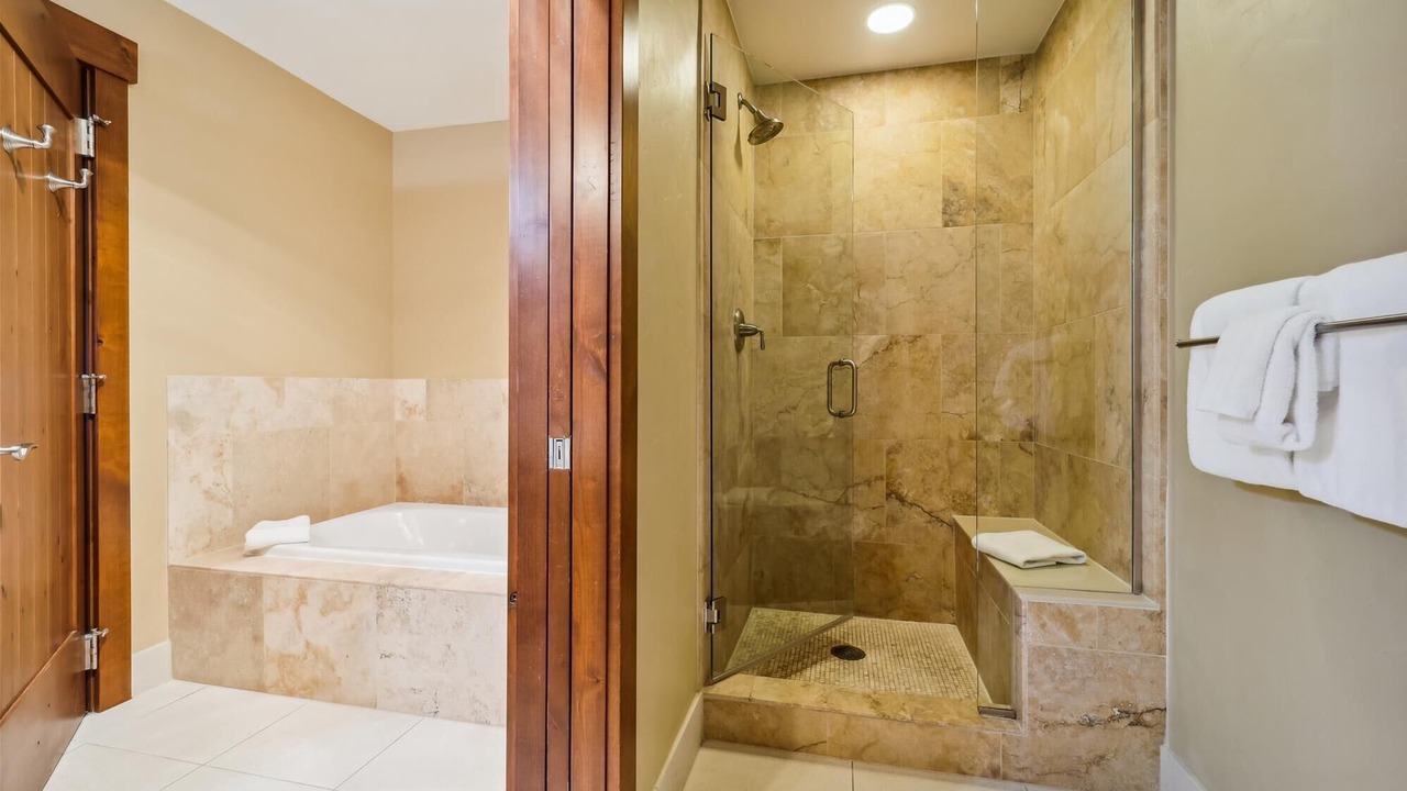 Photo of Bathroom in Peak 8