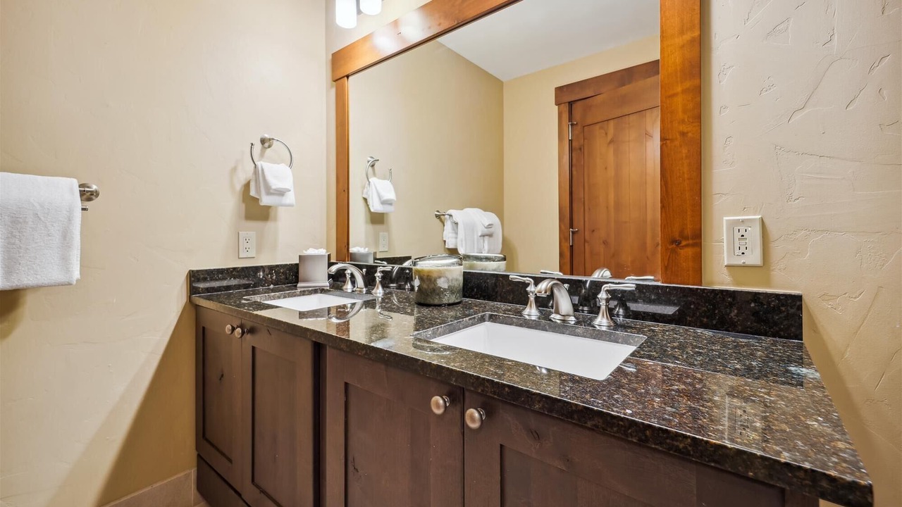 Photo of Bathroom in Peak 8