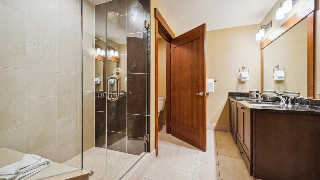 Photo of Bathroom in Peak 8