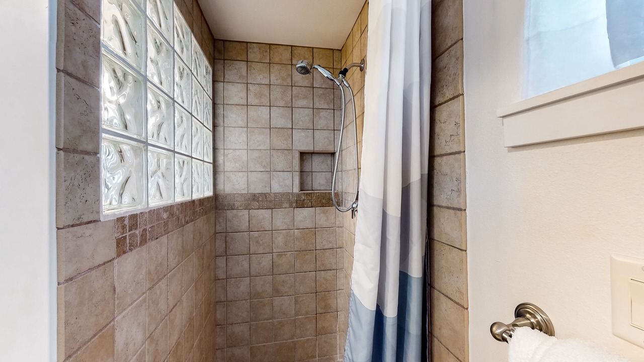 Photo of Bathroom in Gleneden Beach