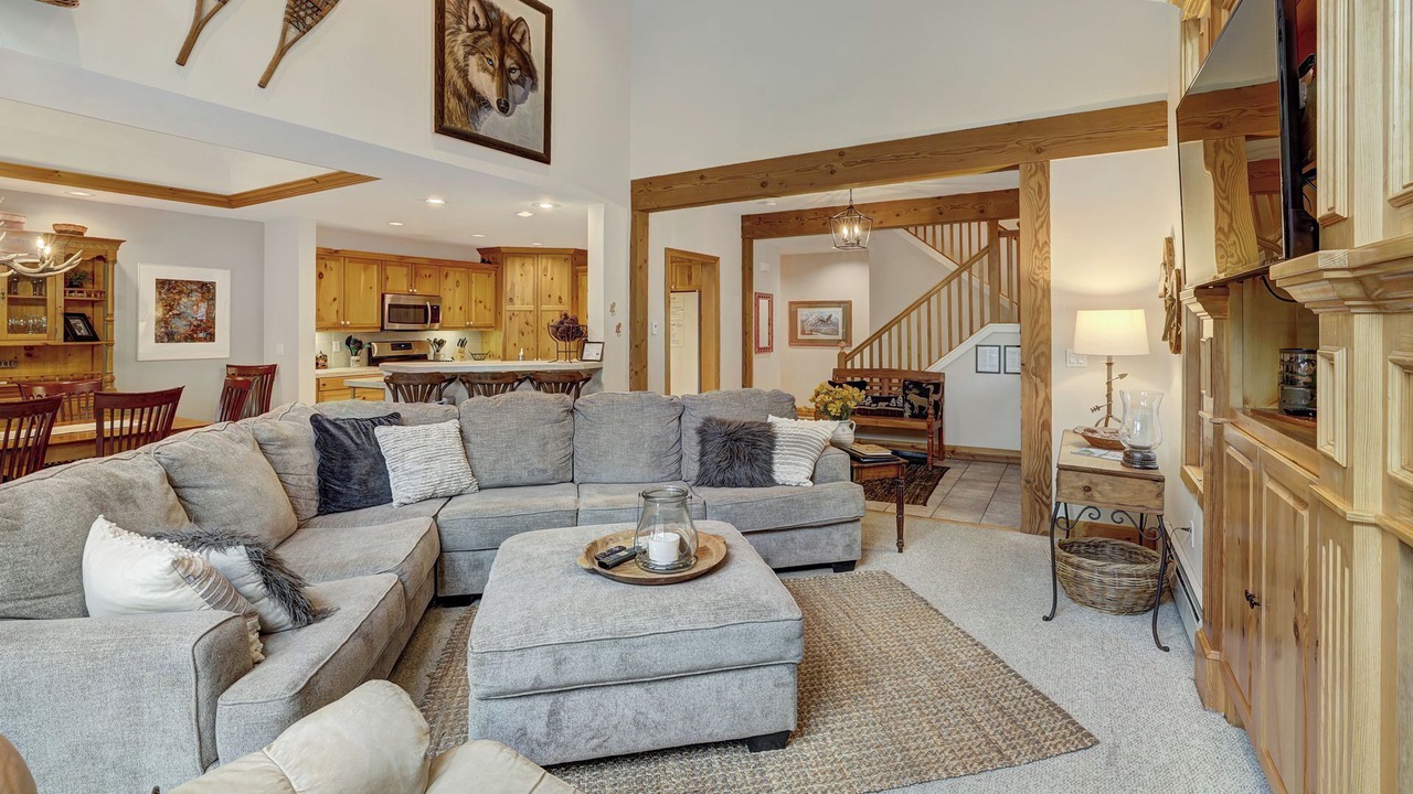 Photo of Livingroom in Peak 8