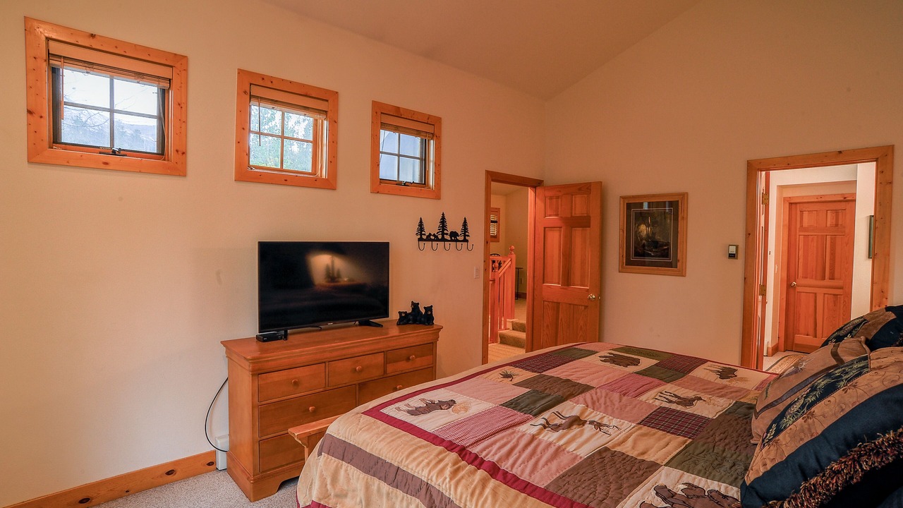 Photo of Bedroom in Peak 8