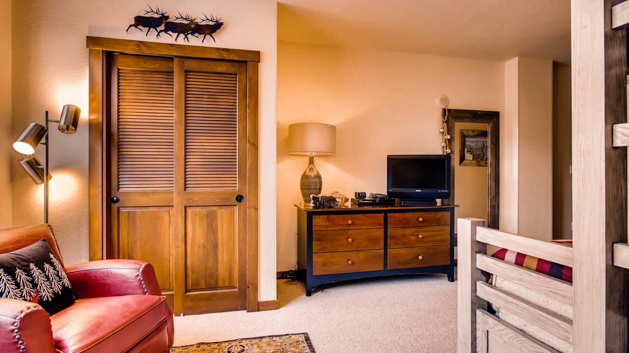 Photo of Bedroom in Peak 9