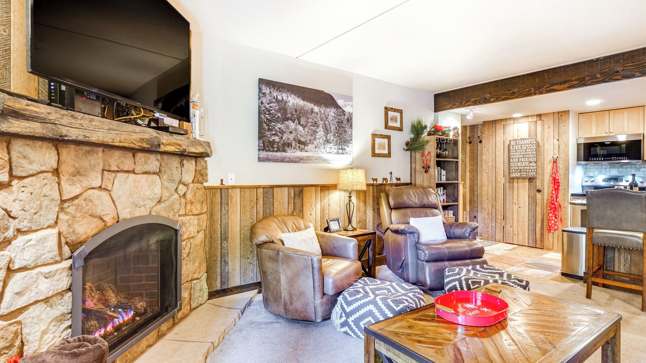 Photo of Livingroom in Peak 9