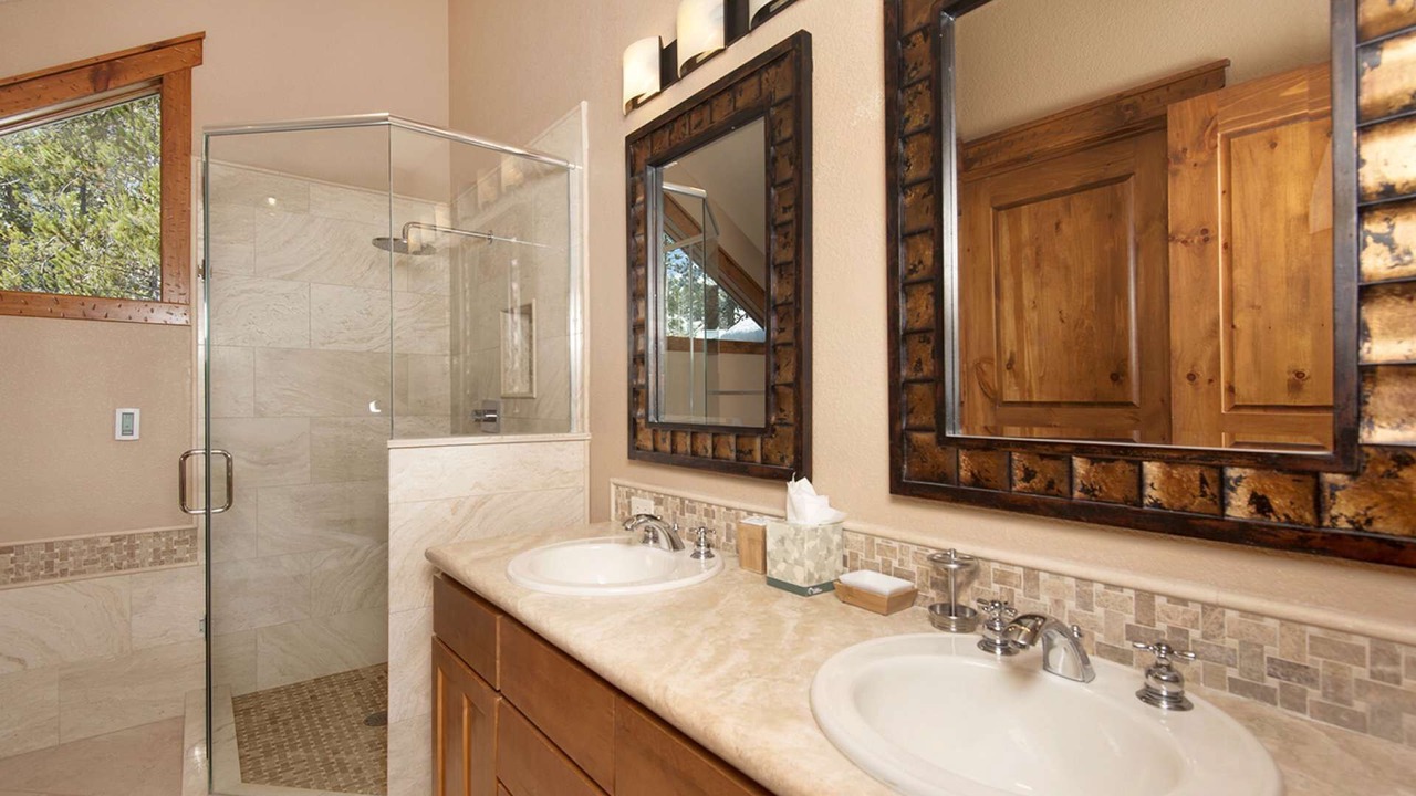 Photo of Bathroom in Four O'Clock