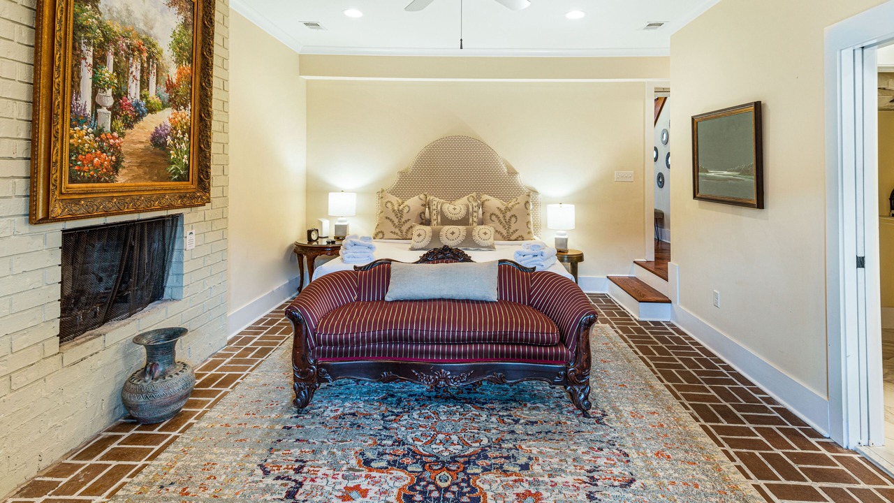 Photo of Bedroom in Historic District - North