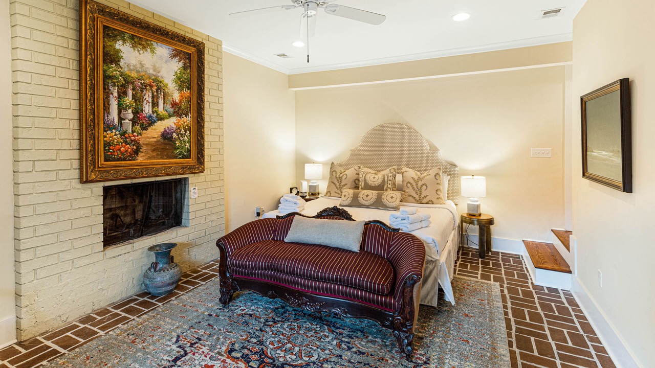 Photo of Bedroom in Historic District - North