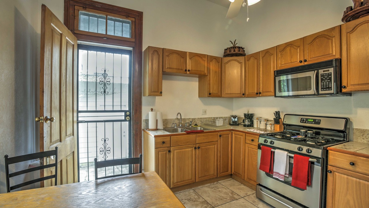 Photo of Kitchen in Black Pearl