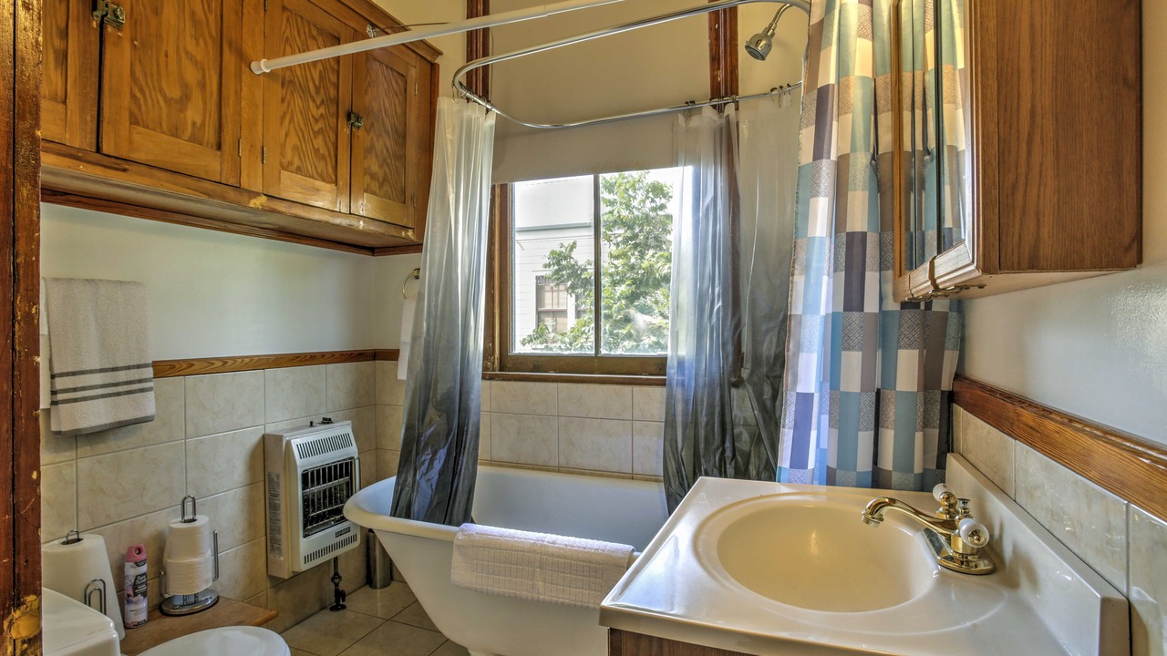Photo of Bathroom in Black Pearl