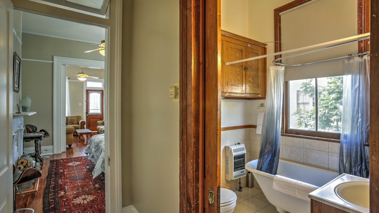 Photo of Bathroom in Black Pearl