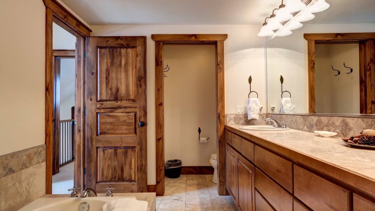 Photo of Bathroom in Four O'Clock