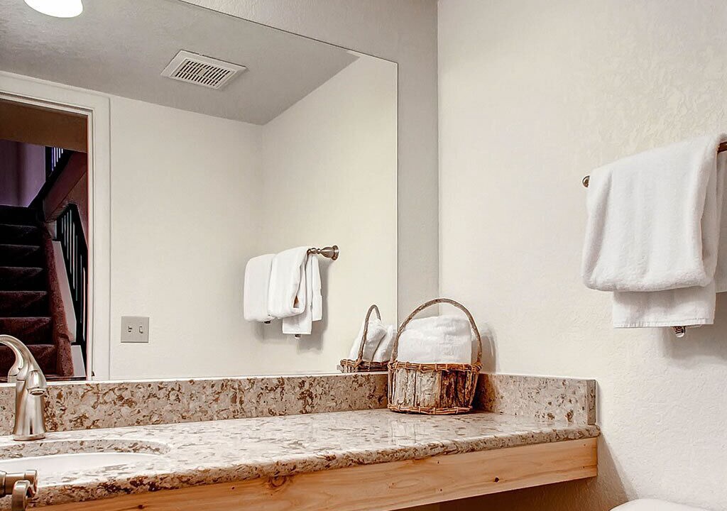 Photo of Bathroom in Four O'Clock