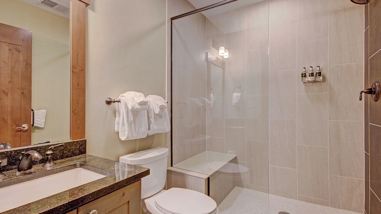 Photo of Bathroom in Peak 8