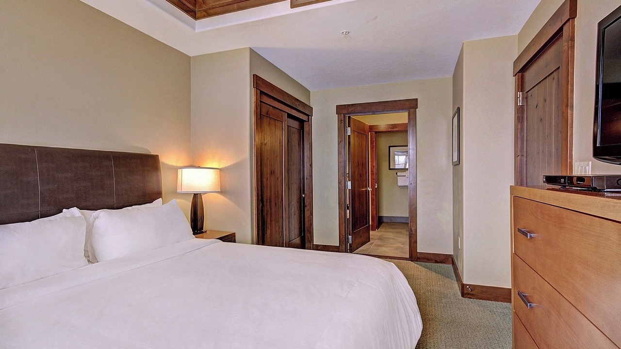 Photo of Bedroom in Peak 8