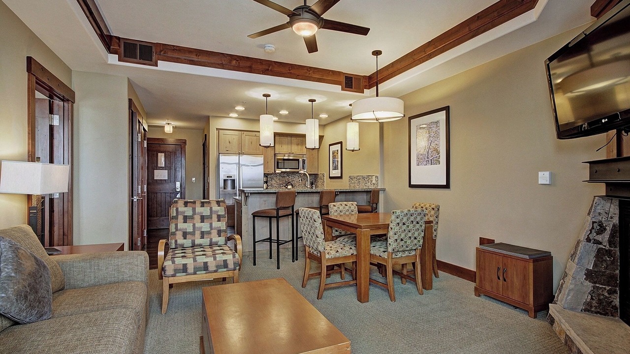 Photo of Livingroom in Peak 8