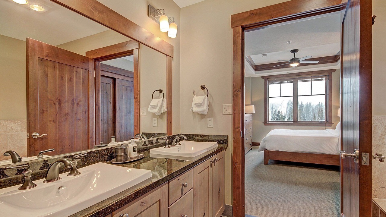 Photo of Bathroom in Peak 8