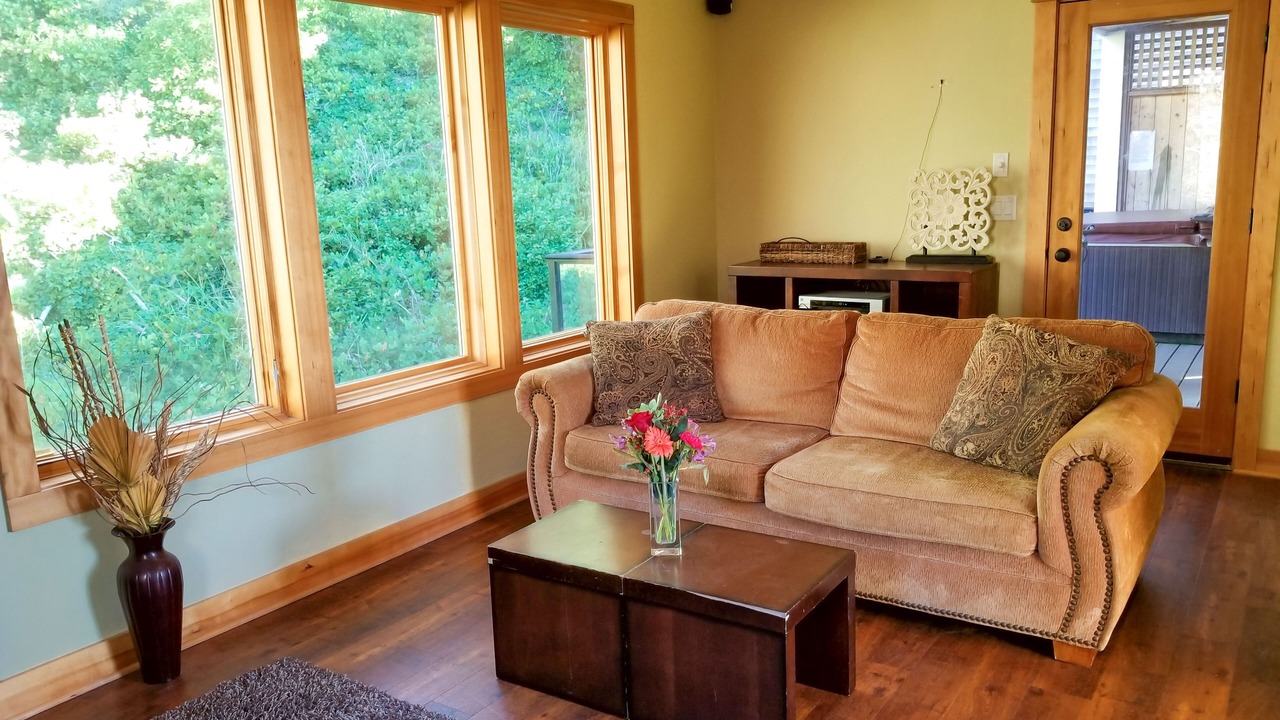 Photo of Livingroom in Happy Camp Hideaway