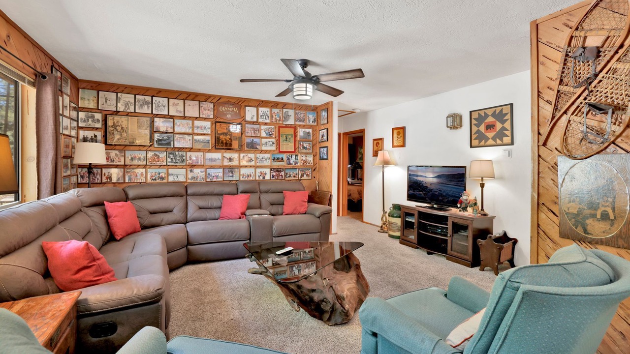 Photo of Livingroom in Summit Estates