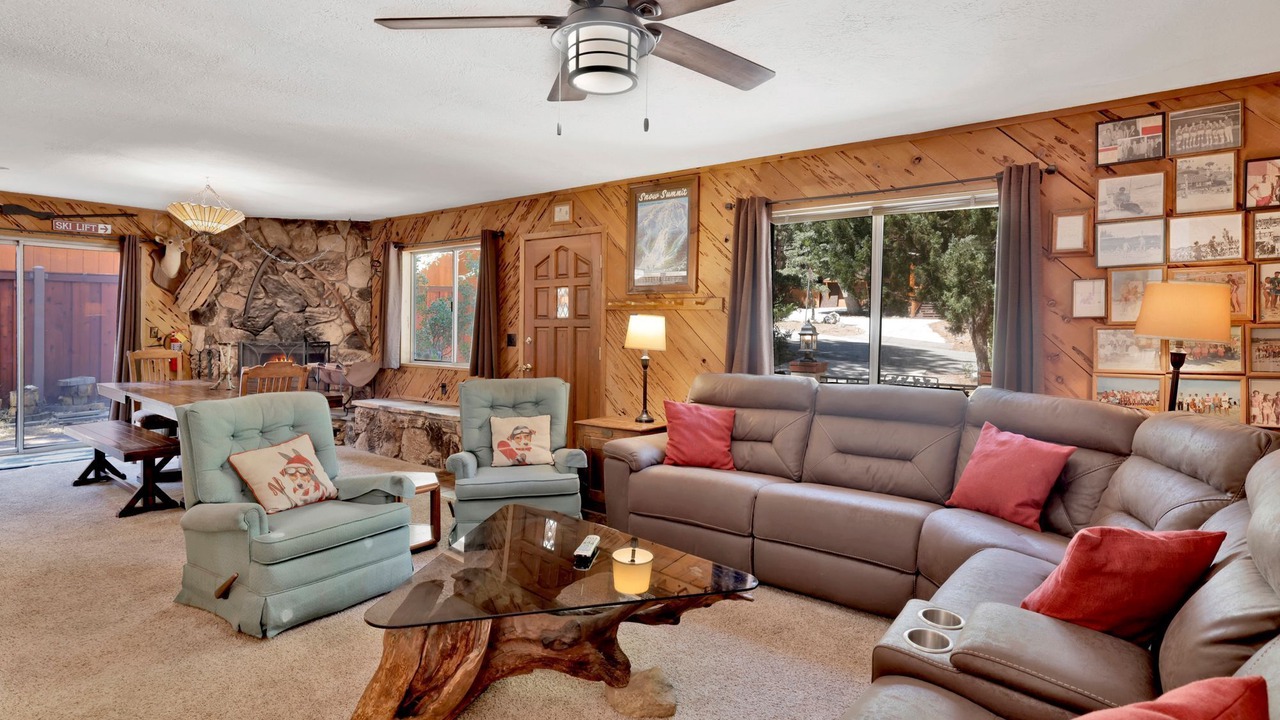 Photo of Livingroom in Summit Estates