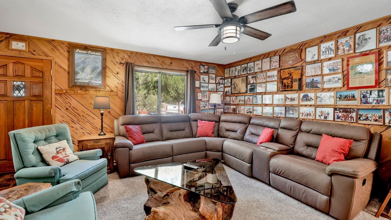 Photo of Livingroom in Summit Estates