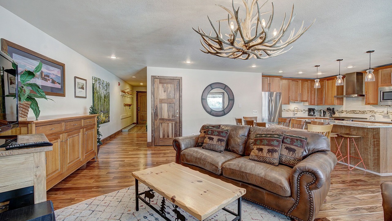 Photo of Livingroom in Peak 8