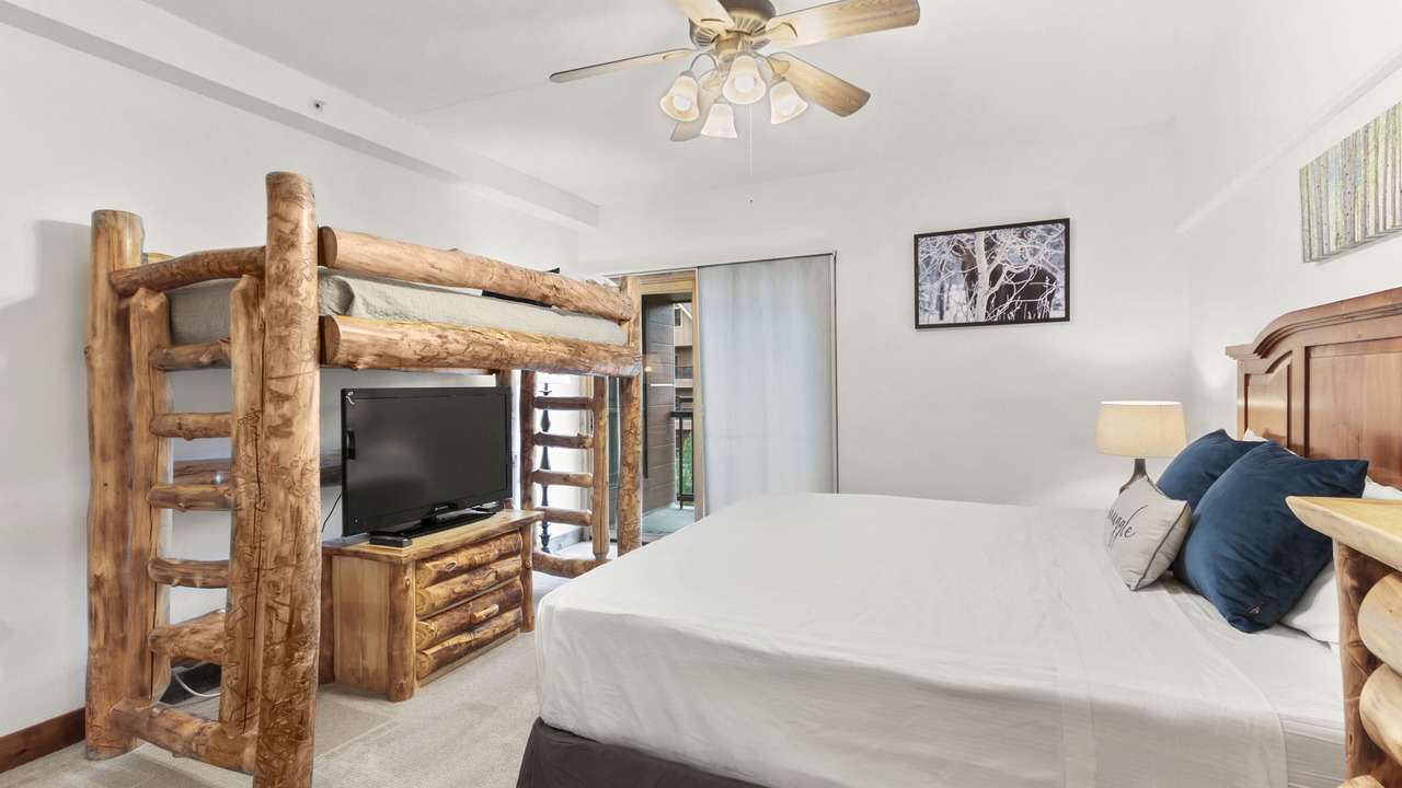 Photo of Bedroom in Peak 9