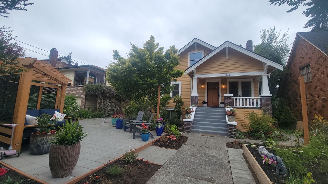 Photo of Patio Balcony in Maple Leaf