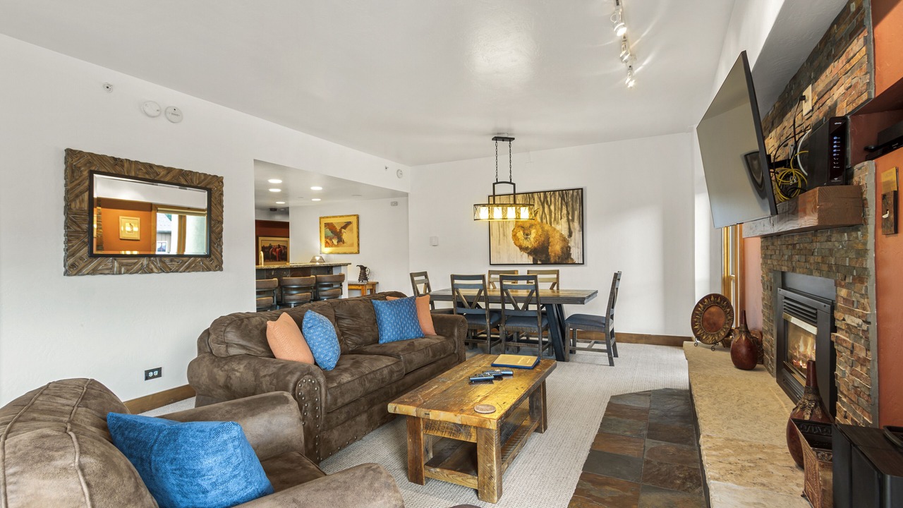 Photo of Livingroom in Peak 9