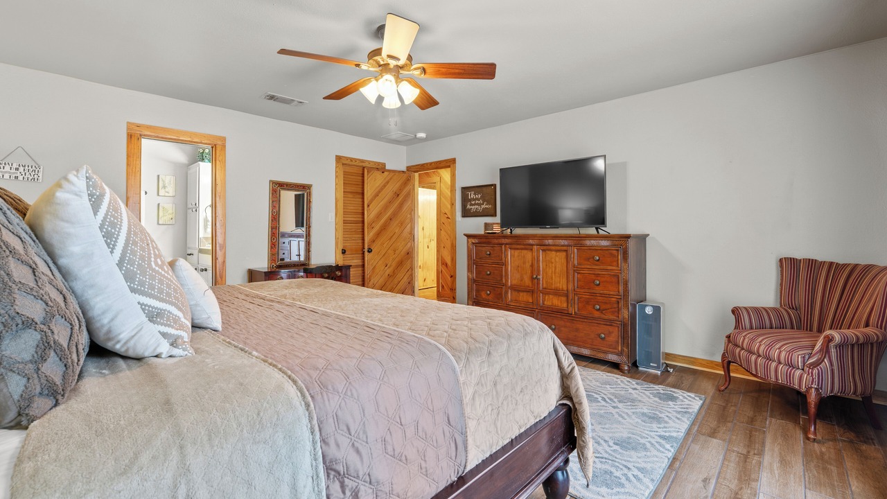 Photo of Bedroom in Canyon Lake