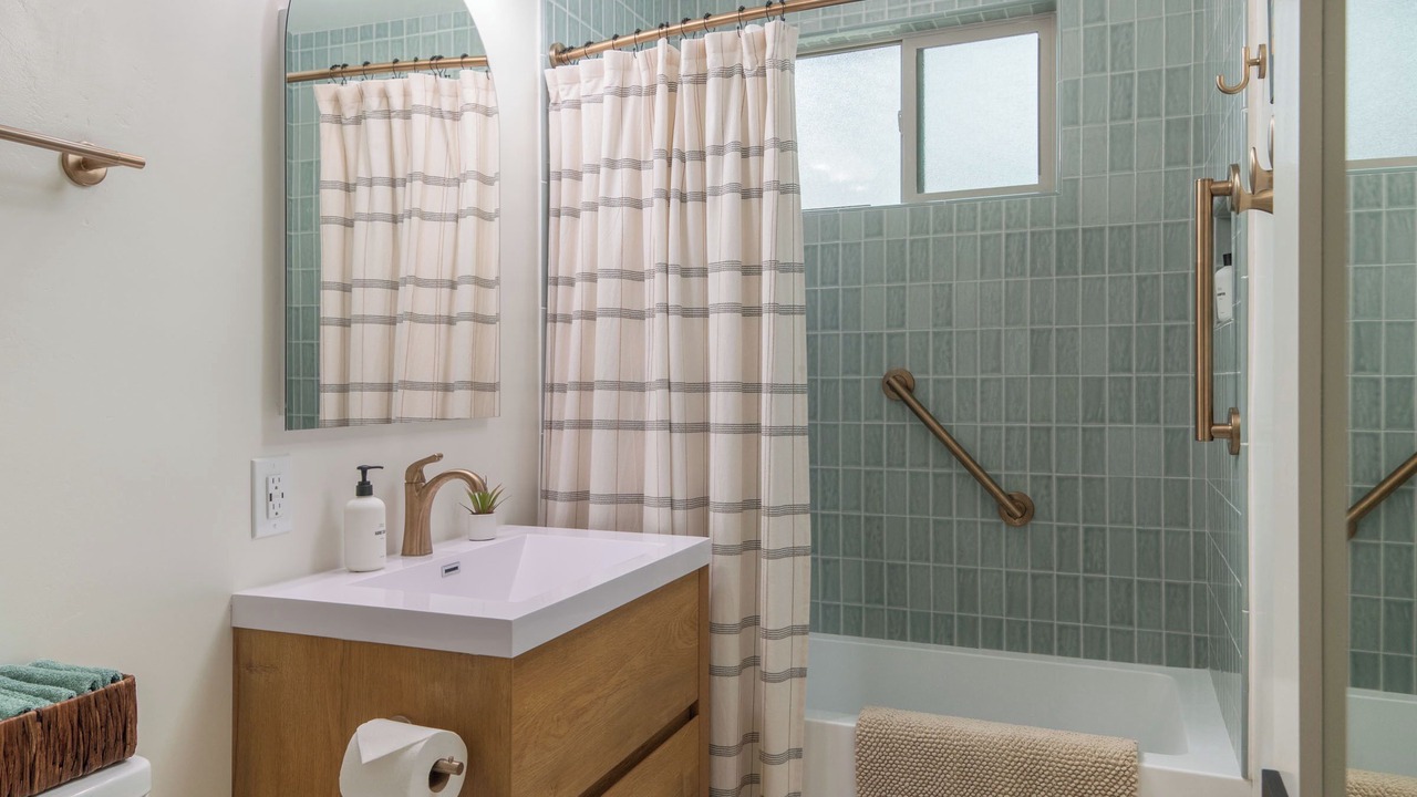 Photo of Bathroom in Cardiff-by-the-Sea