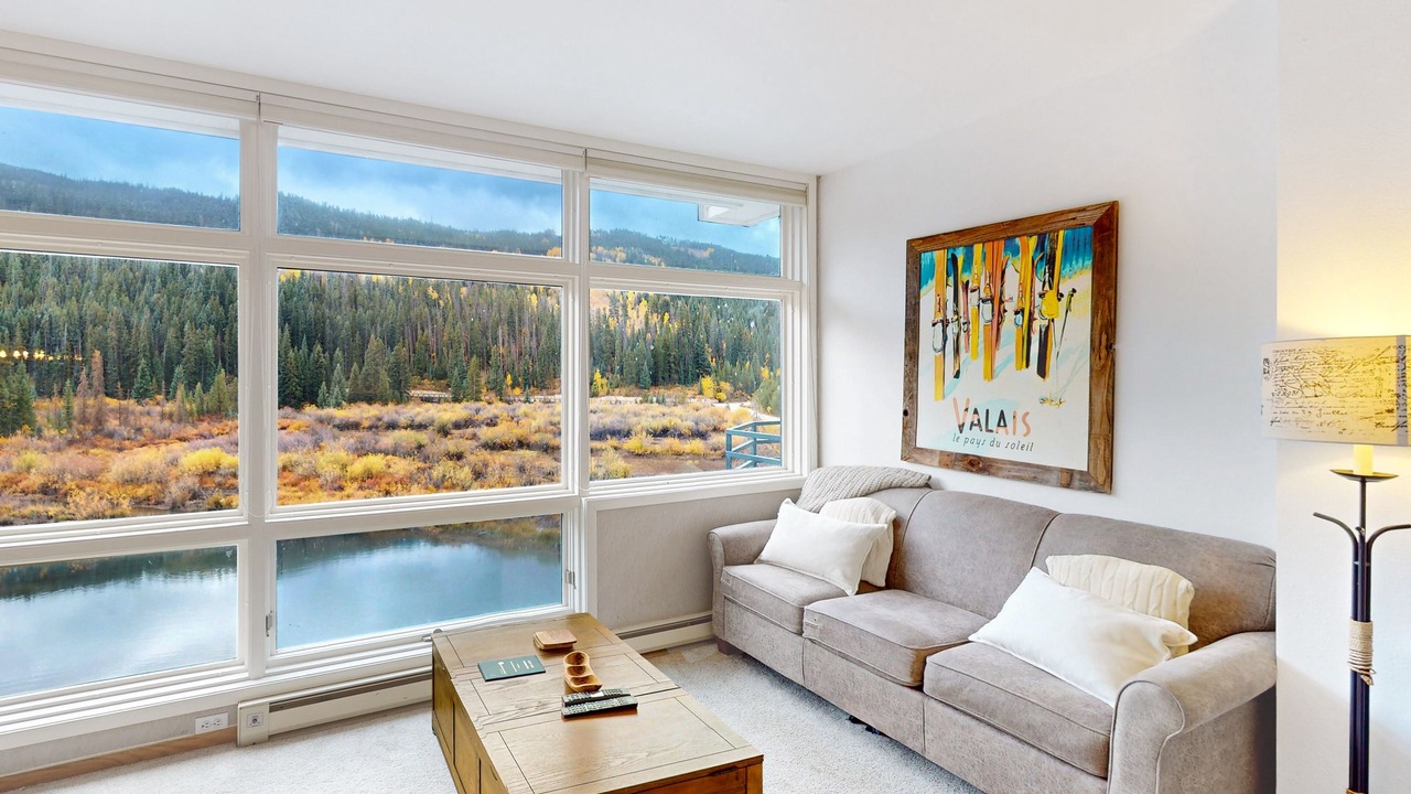 Photo of Livingroom in River Run