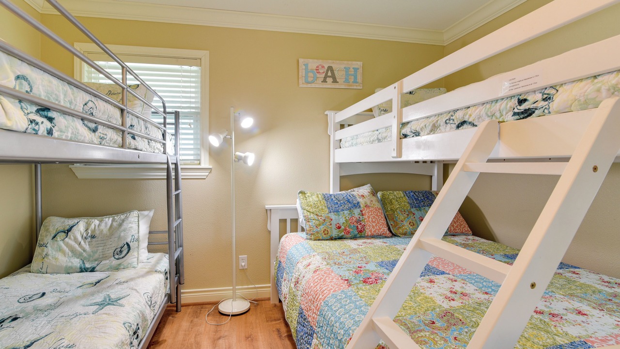 Photo of Bedroom in Pirates Beach