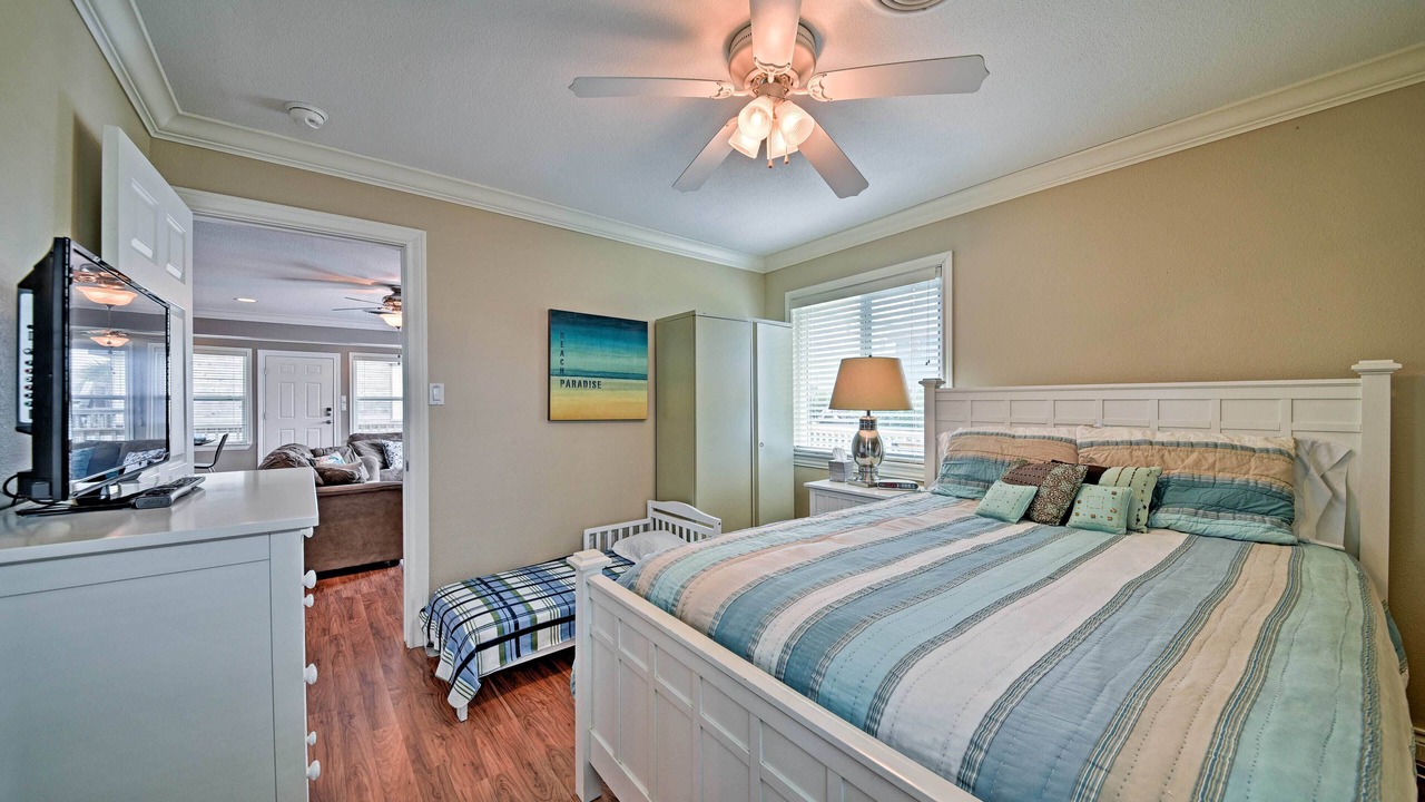 Photo of Bedroom in Pirates Beach