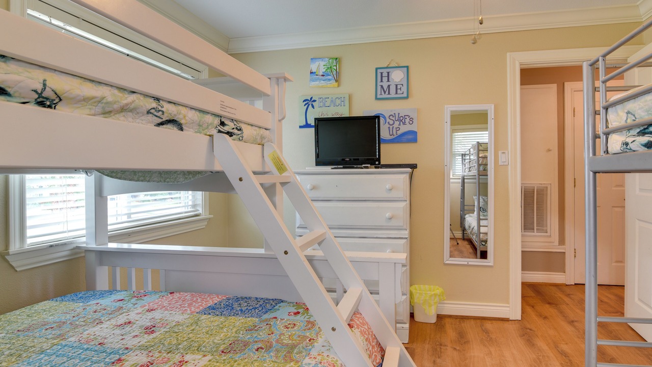 Photo of Bedroom in Pirates Beach