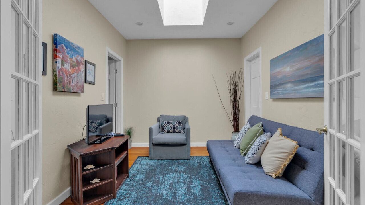 Photo of Livingroom in Medford Street - The Neck